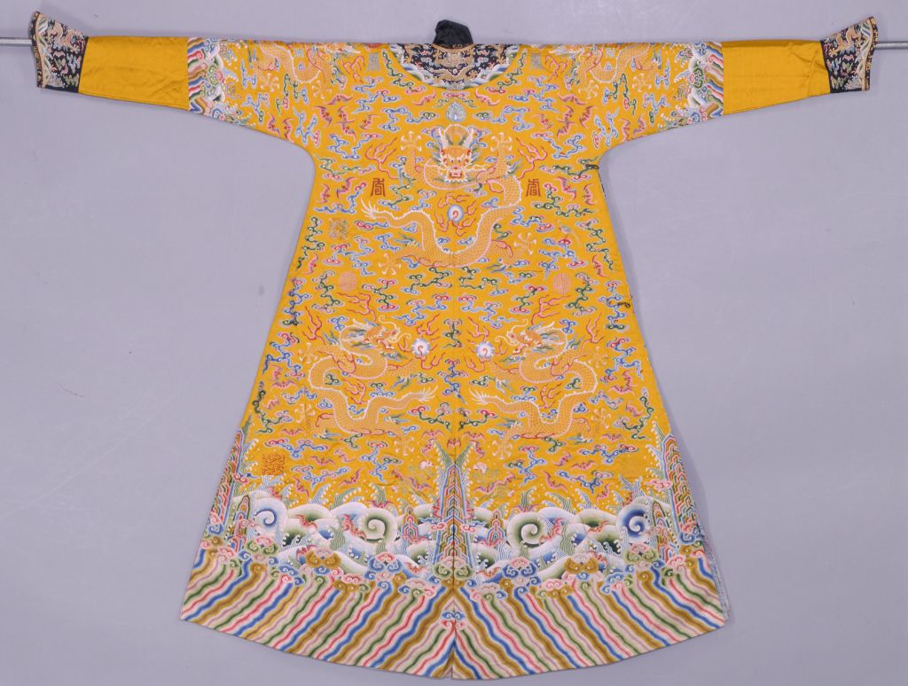 图片[2]-Bright Yellow Satin Embroidered Colorful Cloud Yellow Dragon Jacket Robe-China Archive